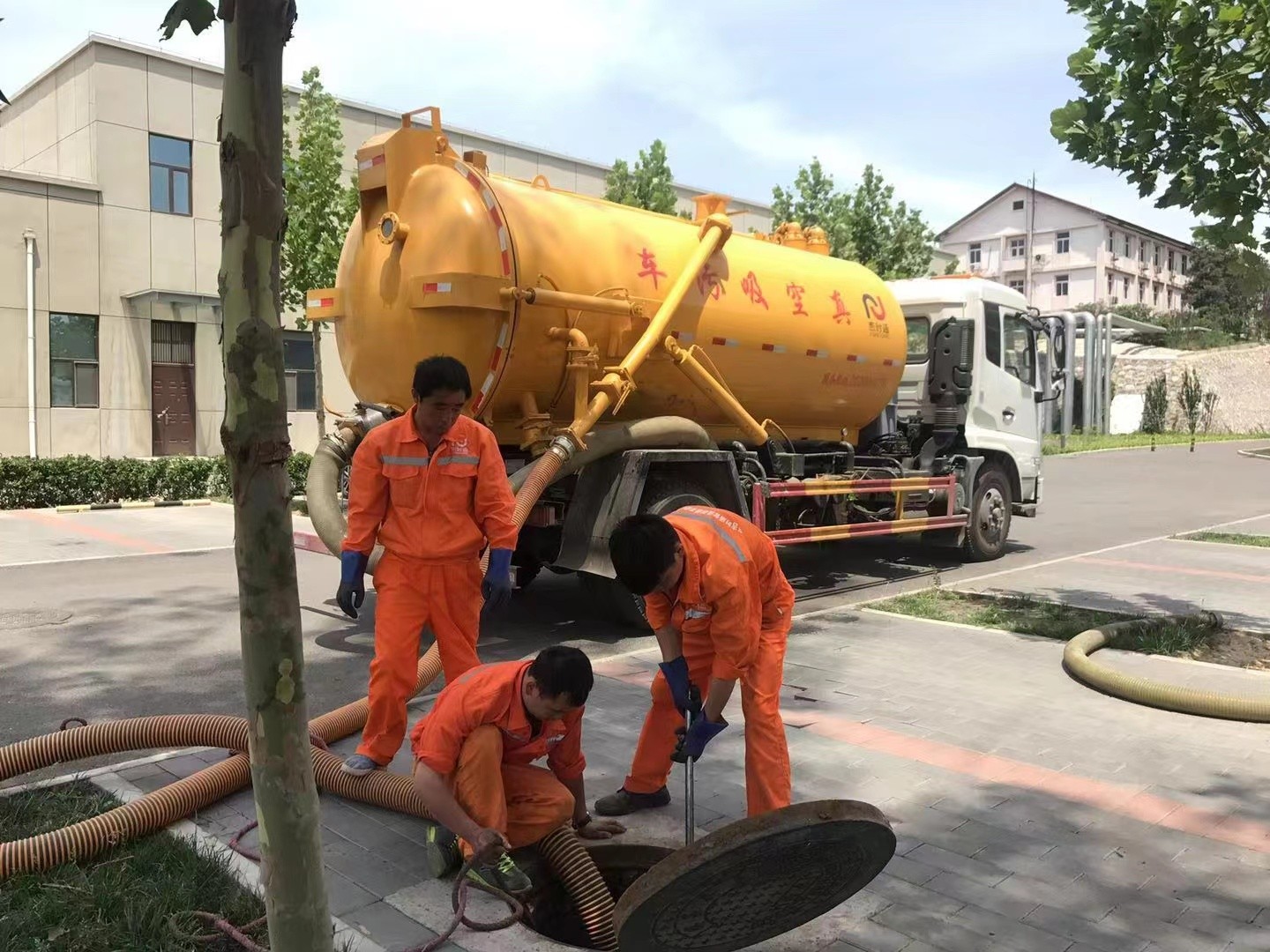 定远管道疏通车停在窨井附近