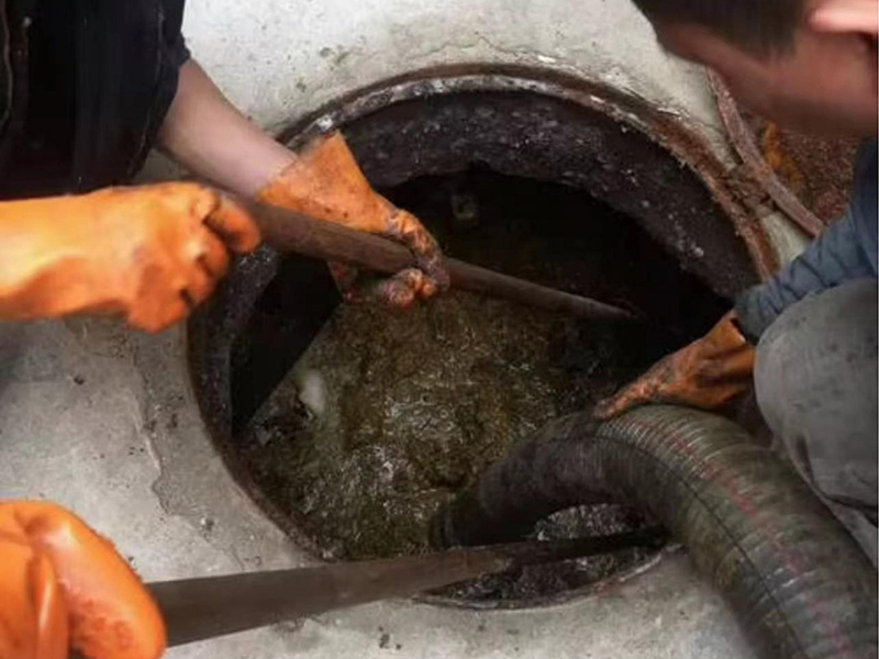 定远清理化粪池时如何避免沼气的危害？